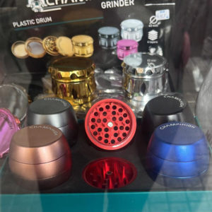 Si buscas un grinder resistente y eficiente, no busques más allá de los grinders metálicos. Con su durabilidad y funcionalidad, estos grinders son una excelente inversión para cualquier fumador.